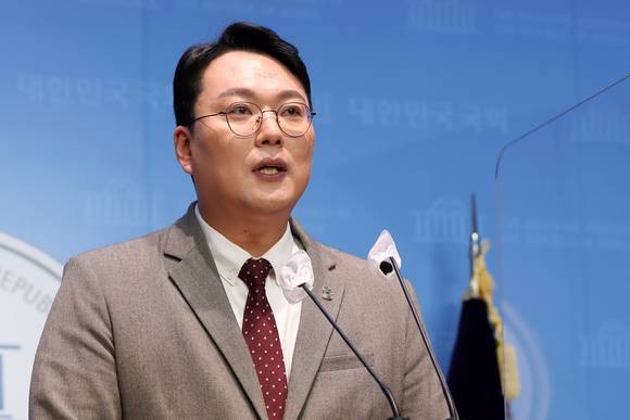 국민의힘 전남 순천갑 당협위원장인 천하람 변호사가 3일 오전 서울 여의도 국회 소통관에서 당대표 출마 선언 기자회견을 하고 있다. [사진=뉴시스]