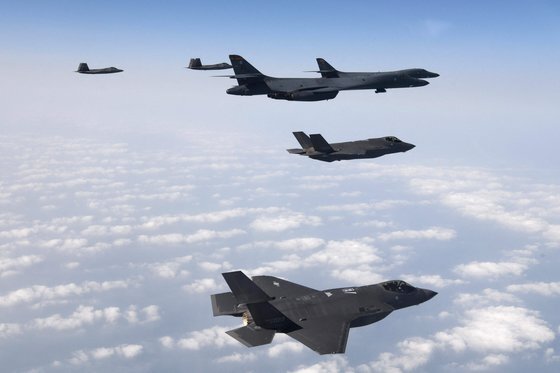 지난 1일 한·미 공군이 B-1B 전략 폭격기, F-35 전투기 등을 동원해 서해에서 합동 군사훈련을 펼치고 있다. AFP=연합뉴스