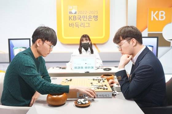 3일 오후 7시 열린 킥스 신진서 9단과 포스코케미칼 박민규 9단과의 KB바둑리그 3라운드 세 번째 경기 첫 번째 대국 장면. 이날 신진서 9단이 둔 두 번째 공식 대국이다. 사진 한국기원