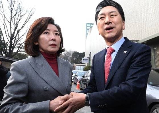 국민의힘 당권주자인 김기현 의원(오른쪽)이 7일 서울 중구 한 음식점에서 나경원 전 의원과 오찬 회동 후 입장을 밝히고 있다. 연합뉴스