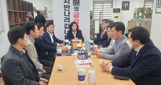 나경원 전 국민의힘 의원(가운데)이 6일 오후 서울 동작구 국민의힘 동작을 당협사무소에서 국민의힘 초선 의원들의 방문을 받고 면담하고 있다. 연합뉴스