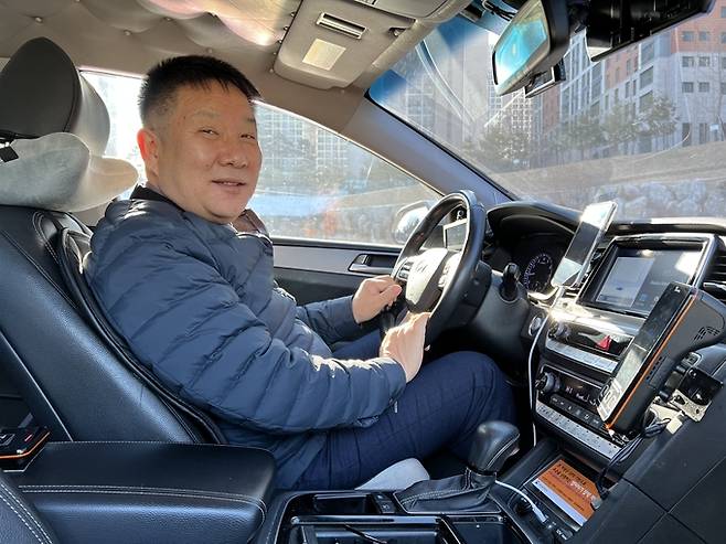 춘천에서 현재 개인택시 기사를 하고 있는 김창우 강원일보 전 편집국장이 지난 3일 자신의 택시에서 포즈를 취하고 있다. 1990년 기자생활을 시작한 그는 30년 가까이 강원일보에 몸담으며 청와대, 강원도청 출입했고 주요 보직을 거쳤다. 2020년 퇴사해 개인택시 면허를 취득, 2021년 5월부터 운행 중이다.