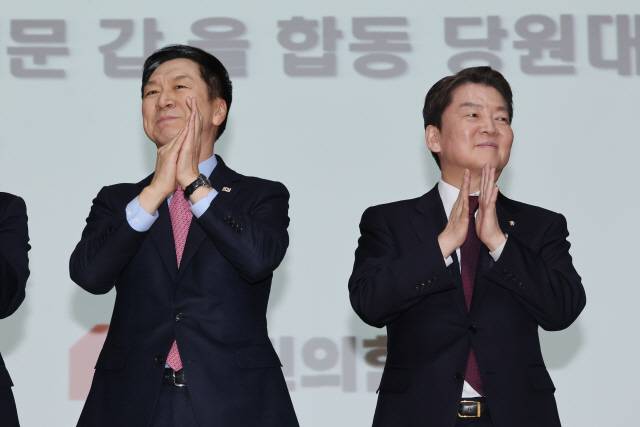 ▲ 민의힘 김기현 당 대표 후보(왼쪽)와 안철수 당 대표 후보가 지난 2월 5일 오후 서울 동대문구청 대강당에서 열린 국민의힘 동대문구 갑을 합동 당원대회에서 기념촬영을 위해 단상에 올라가 있다.  연합뉴스