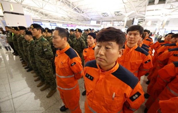 튀르키예 지진 실종자 수색 등을 위한 대한민국 긴급구호대(KDRT) 대원들이 7일 오후 인천국제공항 제1여객터미널에서 출정식을 하고 있다. /사진=연합뉴스