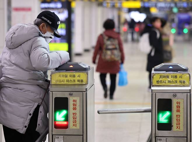 마음 무거워진 지하철 이용 서울 지하철 종로3가역에서 한 노인이 6일 개찰구를 통과하고 있다. 연합뉴스