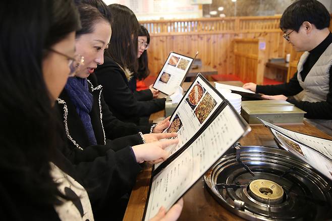 목원대에 재학중인 중국인 유학생 등이 지난 6일 대전 서구 도안동에 있는 한 음식점을 찾아 중국어 등 외국어로 설명이 돼 있는 메뉴판을 살펴보고 있다. 목원대 제공