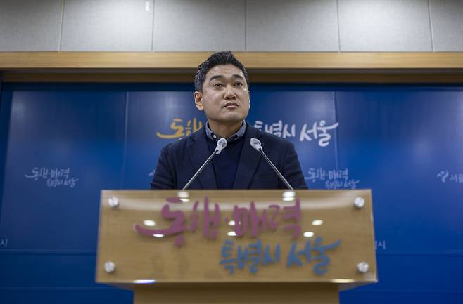 오신환 서울시 정무부시장이 7일 오전 서울시청에서 이태원 추모공간 관련 입장 브리핑을 하고 있다. 연합뉴스