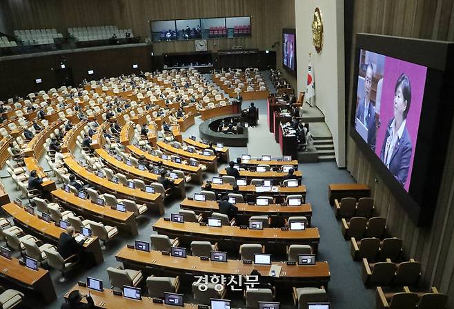 경제부문 대정부질문이 열린 7일 국회 본회의에서 서영교 민주당 의원이 한덕수 총리를 상대로 질문하고 있다. 박민규 선임기자