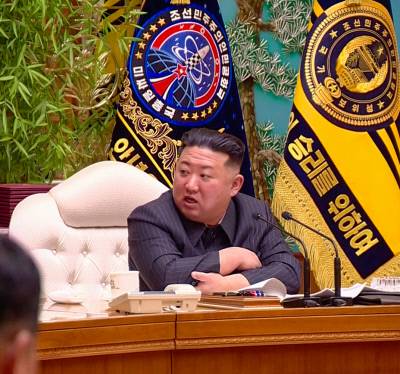 처음 등장한 ‘미사일총국’ 김정은 북한 국무위원장이 지난 6일 당 중앙위원회 본부청사에서 노동당 중앙군사위원회 확대회의를 주재했다. 김 위원장 뒤편에 ‘조선민주주의인민공화국 미싸일(미사일) 총국’이라는 글자와 마크가 새겨진 깃발이 보인다. 북한 ‘미사일총국’ 실체가 등장한 것은 처음이다. 조선중앙TV 화면
