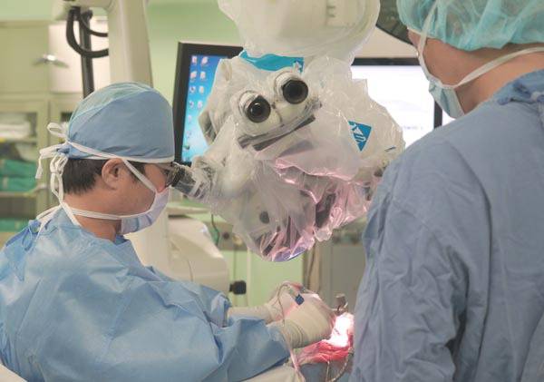 일반적으로 뇌 수술을 두려워하는 경향이 있지만, 후유증을 유발하지 않는 다양한 방법과 기술로 정상 뇌에 대한 손상없이 종양 및 암조직 부위 등을 안전하게 제거할 수 있다. 동남권원자력의학원 신경외과 김정수 주임과장이 뇌 수술을 진행하고 있는 모습.