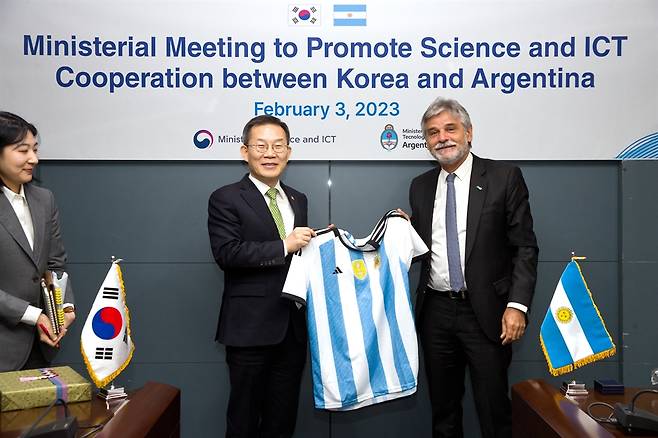 Minister of Science and ICT Lee Jong-ho and Argentinian Minister of Science, Technology and Innovation Daniel Fernando Filmus exchange gifts after a meeting in Jung-gu, Seoul on Friday.(Ministry of Science and ICT )