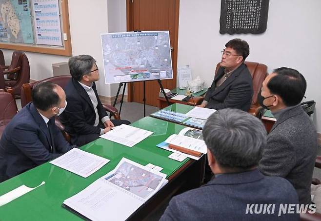 7일 박상수 강원 삼척시장이 정의경 원주지방국토관리청장과 면담을 하고 있다.(사진=삼척시청)