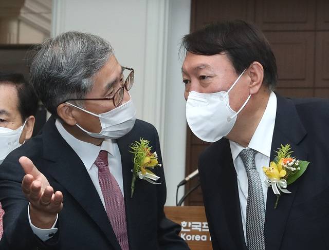 윤석열 대통령(당시 국민의힘 대선 후보)가 지난 2021년 11월 9일 서울 중구 프레스센터에서 열린 신평 변호사 출판기념회에서 신 변호사와 대화하고 있다. 국회사진기자단