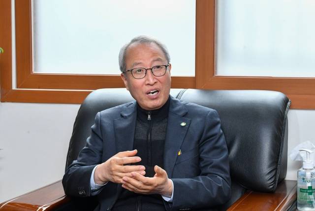 7일 서울 강남구 밀알복지재단에서 만난 정형석 상임대표. 그는 "밀알복지재단의 가장 큰 강점은 진정성"이라며 "재단이 지금처럼 크게 성장할 수 있었던 것은 우리의 진정성에 공감한 많은 후원자 덕분"이라고 말했다. 신석현 포토그래퍼