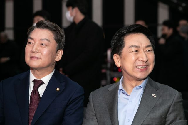 7일 오전 서울 강서구 한 방송 스튜디오에서 열린 국민의힘 제3차 전당대회 후보자 비전 발표회에서 김기현 후보와 안철수 후보가 자리에 앉아 있다. 연합뉴스