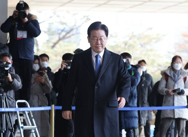 이재명 더불어민주당 대표가 지난달 28일 위례 신도시·대장동 개발사업 비리 의혹과 관련한 검찰 소환 조사를 위해 서울중앙지검으로 들어가고 있다. 연합뉴스