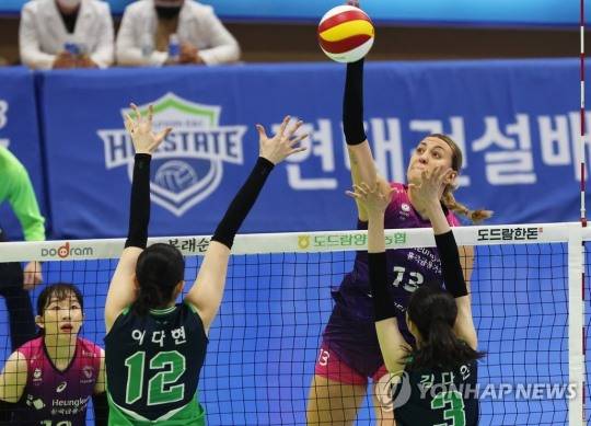 (수원=연합뉴스) 7일 경기도 수원실내체육관에서 열린 프로배구 V리그 여자부 현대건설 힐스테이트와 흥국생명 핑크스파이더스의 경기. 흥국생명 옐레나가 공격하고 있다.