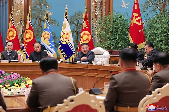 북한이 6일 김정은 국무위원장이 참석한 가운데 노동당 중앙군사위원회 확대회의를 개최했다.  [사진 출처 = 연합뉴스]