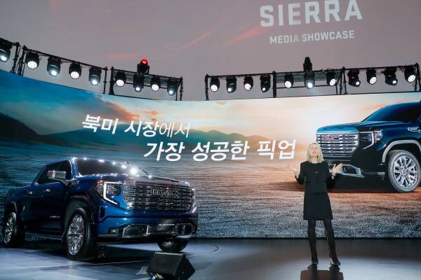 GMC 시에라 미디어 쇼케이스 행사장에서 스피치 중인 몰리 펙 글로벌 GMC&뷰익 최고마케팅책임자 [사진제공=한국지엠]