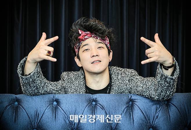 인디밴드 ‘크라잉넛’의 한경록이 포즈를 취하고 있다. <박형기 기자>