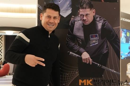 곤잘레스가 원주 인터불고호텔 로비에 마련된 자신의 사진이 들어간 제작물 앞에서 포즈를 취하고 있다.