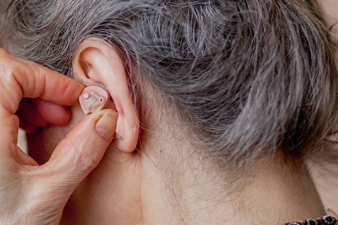 본인이 난청환자라는 사실을 숨기고 싶어 귓속형 보청기를 선호하지만, 보청기는 외양보다 기능이 중요한 만큼 청각 전문가의 도움을 받아 본인에 맞는 맞춤제작 보청기를 선택하는 것이 가장 중요하다. 사진=김성근이비인후과 제공.