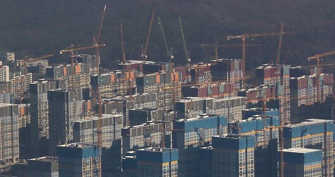 대한건설협회가 전국 231개 사업장을 조사한 결과 32곳이 자금조달 어려움으로 공사가 중단됐거나 지연되고 있는 것으로 나타났다. 사진은 지난해 공사가 중단됐다가 재개된 서울 강동구 올림픽파크포레온 전경.  【매경DB】