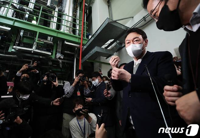 (대전=뉴스1) 오대일 기자 = 윤석열 대통령이 대선후보 시절인 2021년 11월29일 대전 유성구 대덕연구단지 내 한국원자력연구원를 방문해 SMR(소형 모듈 원자로) 연구시설을 둘러보고 있다. 2021.11.29/뉴스1