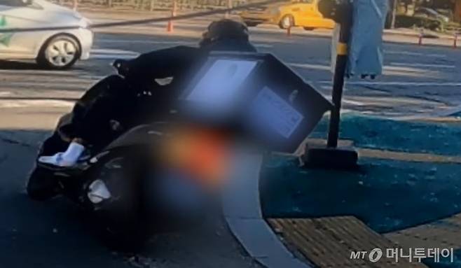 경기도 고양시 한 도로에서 신호 위반을 한 오토바이를 경찰이 추격하고 있다./사진=경찰청 유튜브 캡처