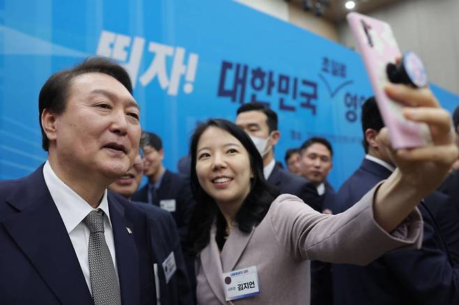 [서울=뉴시스] 윤석열 대통령이 7일 정부세종컨벤션센터에서 열린 '대통령과의 대화 및 공직자 오찬'에서 한 공직자와 기념촬영 하고 있다. (사진=대통령실 제공) 2023.02.07. *재판매 및 DB 금지