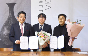 최진영(왼쪽) KH대표이사, 컬렉터 주재윤(가운데), 이종훈 이아 대표이사. 이상섭 기자