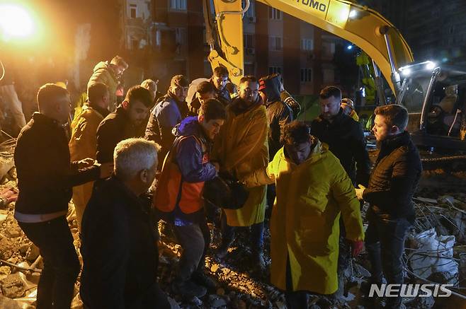 [아다나=AP/뉴시스] 6일(현지시간) 튀르키예 남부 아다나에서 구조대가 지진으로 파괴된 건물 잔해 속 시신을 발견해 수습하고 있다. 이날 새벽에 발생한 지진과 여진으로 튀르키예와 시리아에서의 사망자 숫자는 늘어가고 있다. 2023.02.07.