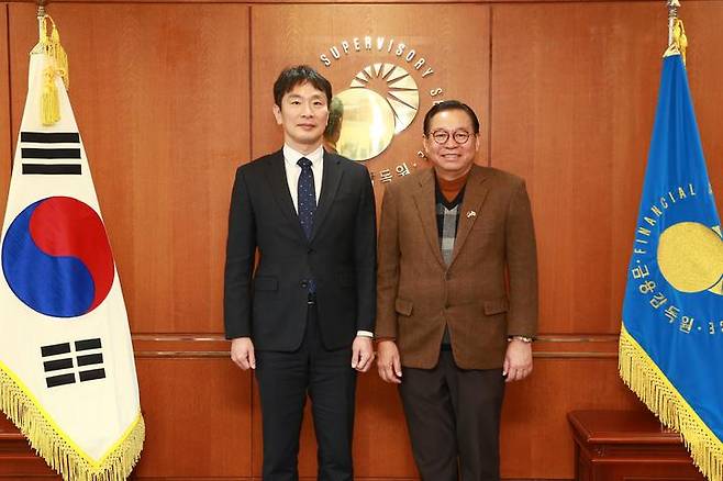 [서울=뉴시스]3일 간담회 후 기념촬영 중인 이복현 금융감독원장(왼쪽)과 간디 술리스티얀토 주한 인도네시아 대사. 2023.02.07. (사진=금감원 제공) *재판매 및 DB 금지