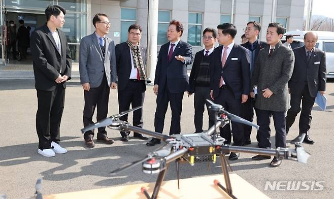 [고성=뉴시스] 홍정명 기자=박완수(가운데) 경남도지사가 7일 오전 고성군 동해면 무인기종합타운 조성 현장을 방문해 추진 상황을 점검하고 있다.(사진=경남도 제공)2023.02.07. photo@newsis.com