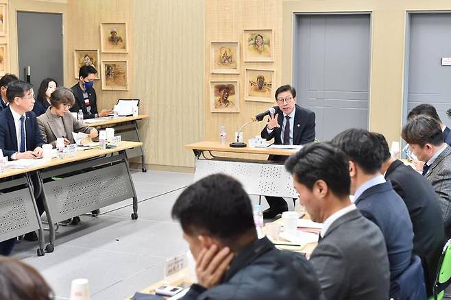 [부산=뉴시스] 박형준 부산시장이 7일 오전 부산 서구 이태석신부기념관에서 '블록체인 기반 자원봉사은행 활성화 방안' 관련 회의에서 발언하고 있다. (사진=부산시 제공) *재판매 및 DB 금지