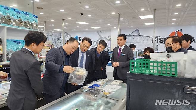 [거제=뉴시스] 홍정명 기자=최만림(왼쪽 세 번째) 경남도 행정부지사가 7일 거제 장승포 수산물유통물류센터를 찾아 관계자의 설명을 듣고 있다.(사진=경남도 제공)2023.02.07. photo@newsis.com