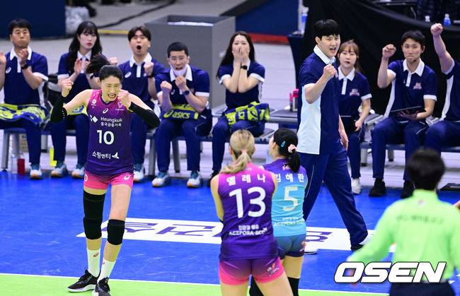 [OSEN=수원, 최규한 기자] 7일 오후 경기도 수원실내체육관에서 ‘도드람 2022-2023 V리그’ 여자부 현대건설과 흥국생명의 경기가 열렸다.1세트, 흥국생명 김연경이 득점을 올린 뒤 동료들과 기뻐하고 있다. 2023.02.07 / dreamer@osen.co.kr