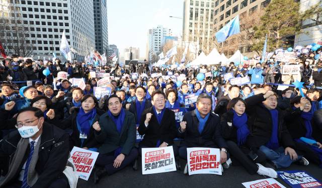 ▲더불어민주당 이재명 대표, 박홍근 원내대표를 비롯한 당원들이 지난 4일 오후 서울 숭례문 인근 세종대로에서 열린 윤석열 정권 민생파탄 검사독재 규탄대회에서 구호를 외치고 있다. ⓒ연합뉴스