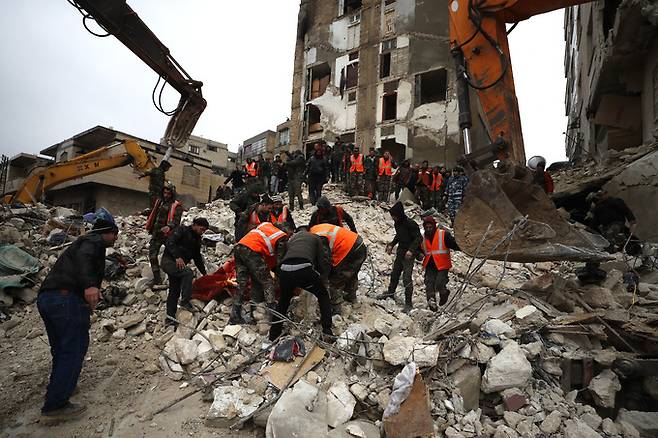 6일(현지시간) 시리아 하마에서 민방위대와 보안군이 지진으로 무너진 건물 잔해를 수색하고 있다. 이날 새벽 시리아 인근 튀르키예에서 발생한 지진으로 사망자 숫자가 늘어나고 있다. 하마=AP/뉴시스