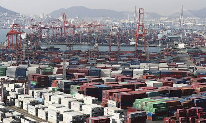 부산항 신선대와 감만 부두 야적장에 컨테이너가 가득 쌓여 있는 모습. 연합뉴스