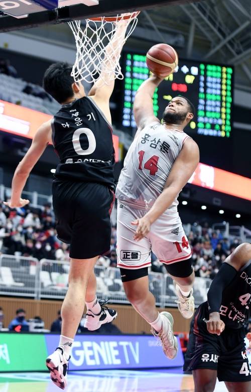 7일 수원 kt와의 경기에서 하윤기를 앞에 두고 덩크를 꽂는 안양 KGC의 오마리 스펠맨. KBL 제공