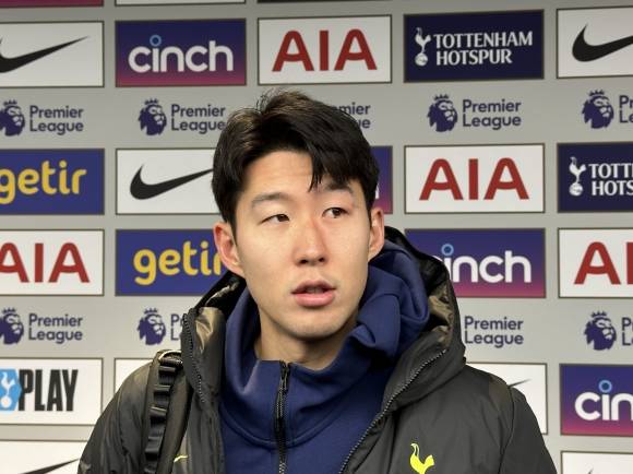 손흥민 - 손흥민이 공동취재구역에서 취재진과 인터뷰를 하고 있다. 런던 스포츠서울닷컴