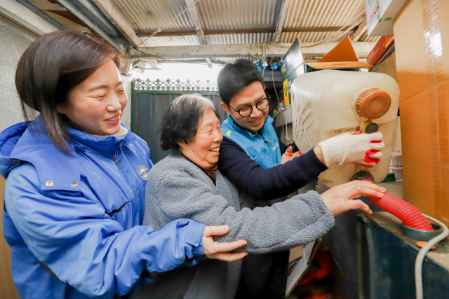 KT&G복지재단 관계자들이 서울 강북구 미아동의 한 가정을 방문해 난방연료를 지급하고 있다. 사진 제공=농심