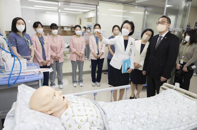 박민수 복지부 제2 차관이 7일 서울 강동구 중앙보훈병원을 방문해 교육 전담 간호사에 대한 설명을 듣고 있다. 사진 제공=복지부