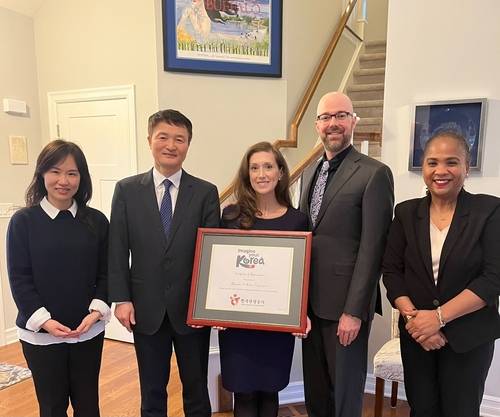 (뉴욕=연합뉴스) 지난해 12월 미국 뉴욕주 북서부에서 폭설에 갇힌 한국인 관광객 9명을 구한 미국인 알렉산더 캠파냐씨 부부(왼쪽 3·4번째)에게 한국 여행을 선물한 한국관광공사 박재석 뉴욕지사장(왼쪽 두번째) [한국관광공사 제공]