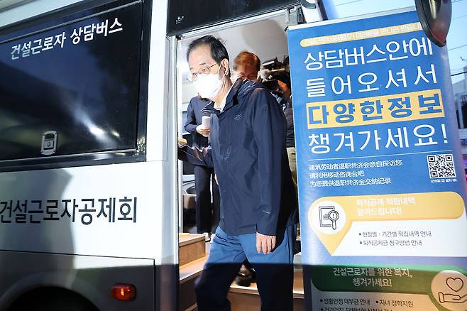 한덕수 국무총리가 서울 구로구 새벽인력시장을 방문해 종합지원 이동 상담버스를 둘러보고 있다. ⓒ연합뉴스