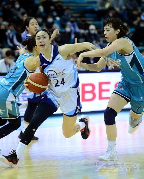 신한은행 김소니아(왼쪽)가 6일 부천체육관에서 열린 하나원큐와 원정경기 도중 수비를 따돌리고 골밑으로 달려들고 있다. 김소니아는 22점·12리바운드로 팀의 85-72 승리에 앞장섰다. 부천 | 김민성 기자 marineboy@donga.com