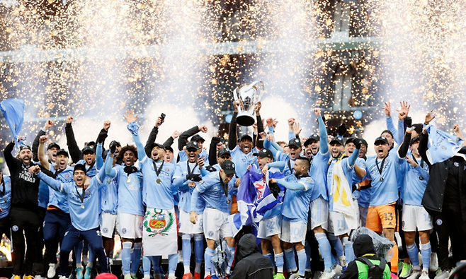 뉴욕 시티 축구단 선수들이 지난해 12월 미국프로축구 컵대회에서 우승한 뒤 기뻐하고 있다. 게티이미지