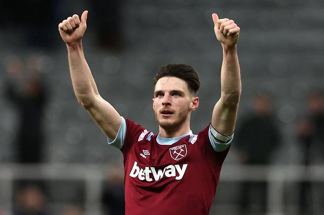 웨스트햄의 데클란 라이스가 뉴캐슬 유나이티드전을 1-1 무승부로 마친 뒤 원정 응원 온 팬들에게 엄지를 들어보이고 있다. 게티이미지코리아