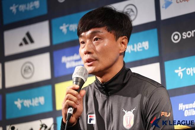 기자회견 하는 남기일 감독 (서귀포=연합뉴스) 프로축구 K리그1 제주 유나이티드의 남기일 감독이 7일 제주 서귀포 빠레브호텔에서 진행된 '2023 K리그 동계 전지 훈련 미디어 캠프'에서 기자회견 하고 있다. 2023.2.7 [한국프로축구연맹 제공. 재판매 및 DB 금지] photo@yna.co.kr